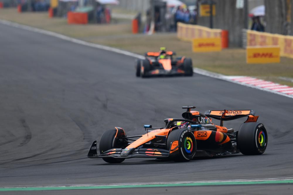 虎扑：班凯罗35+10浓眉19中5 独行侠客场逆转魔术.